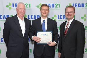 Burt Staniar, center, displays his LEAD21 certificate, flanked by LEAD21 program chair Mike O'Neill, from the University of Connecticut, left, and LEAD21 board chair Brian Kowalkowski, from the College of Menominee Nation. Image courtesy of LEAD21