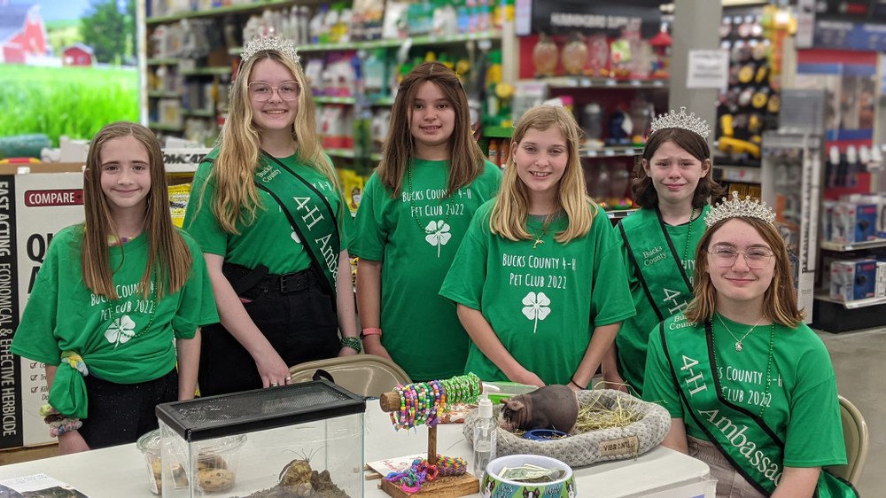 Bucks County 4-H Pet Club at the Tractor Supply 4-H Paper Clover Campaign
