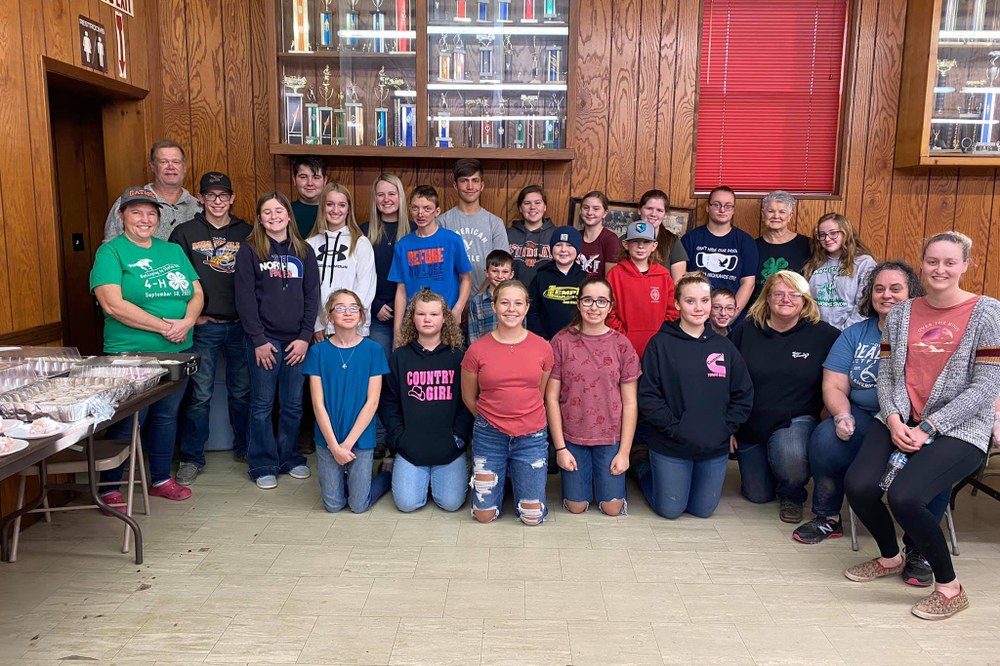 Veteran's Dinner Volunteering 4-H Members and Volunteers at Veteran's Dinner