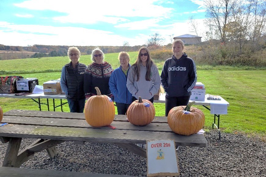 2021 Wayne County 4-H Fall harvest Roundup Wayne County 4-H Pumpkin Roundup Participants and Judges. Photo Left to Right: Master Gardener Wanda Eisenhauer, Master Gardener Pat Nelson, Master Gardener Mary Fenton, Nicole Non (Pleasant Mount Go-Getters 4-H Club), Channing Rutledge ( Tri-Gal 4-H Club)